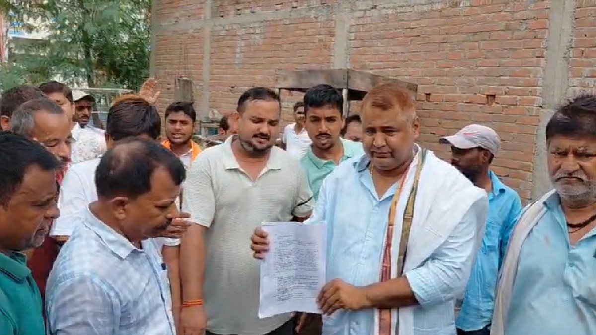 मोकामा नगर परिषद के कर्मचारियों ने कामकाज ठप कर किया प्रदर्शन, रोशन कुमार की रिहाई की मांग; 72 घंटे का अल्टीमेटम